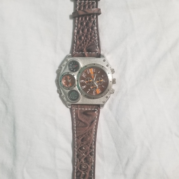 Military style watch - Picture 2 of 4